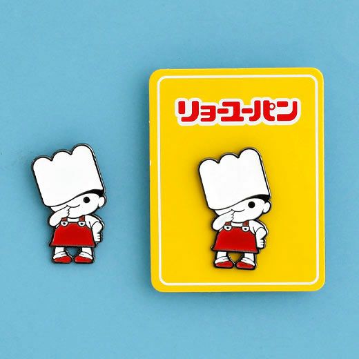 【新品】【匿名配送】ダナキャランニューヨーク ピンバッジ チェーン付きピンバッジ | SMTOWN OFFICIAL ONLINE STORE