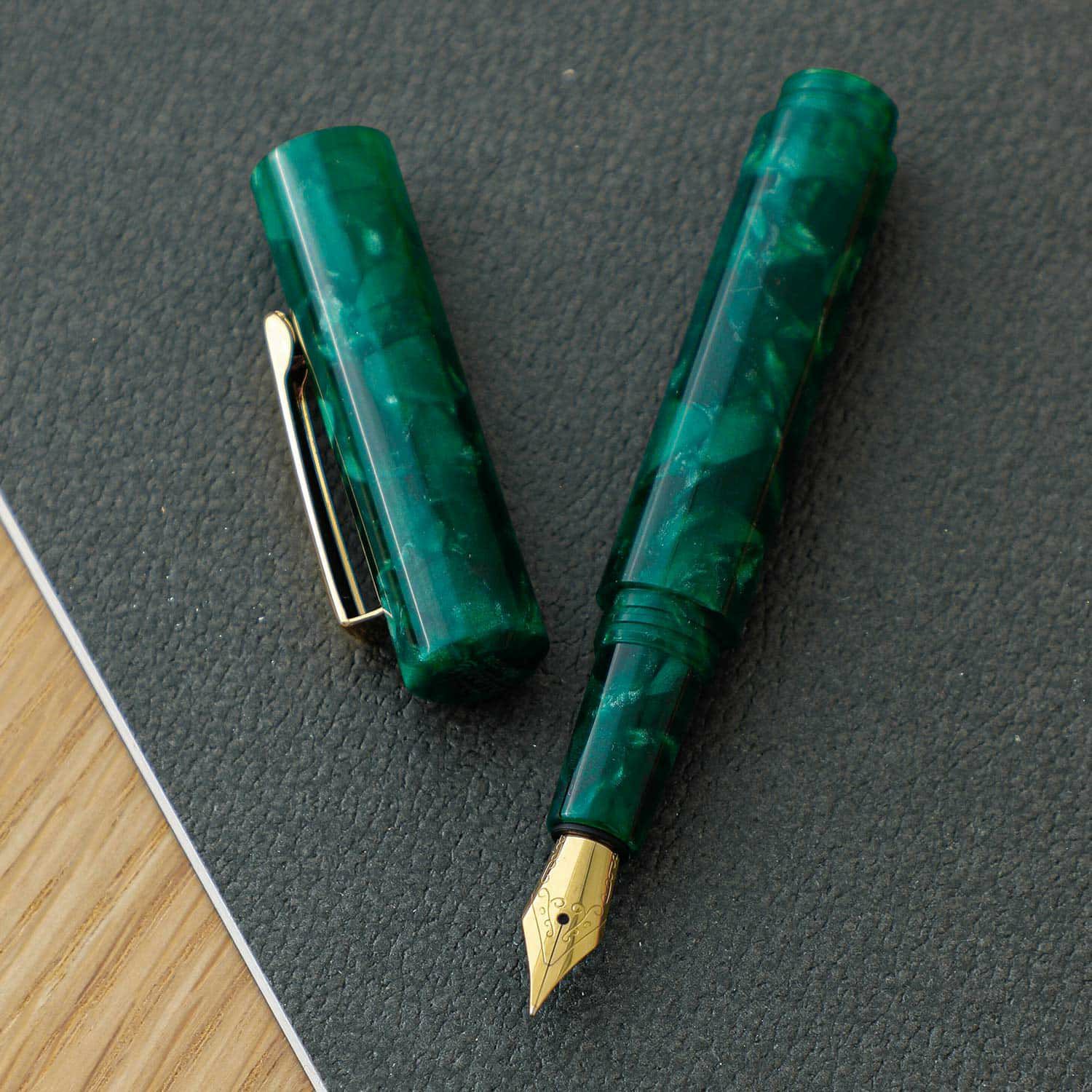 attach&eacute; Marbled Fountain Pen - Green